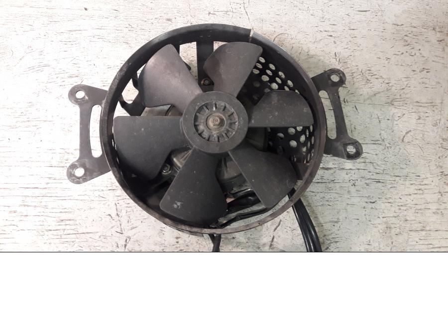 Framsidan på Vattenkylfläkt från en Kawasaki VN 1500 -1997 motorcykel.