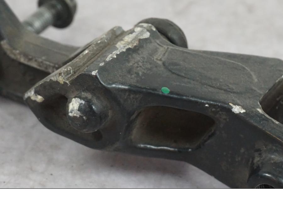 Snett nerifrån på Bromsoksfäste från en Honda GL 1200 -1986 motorcykel.