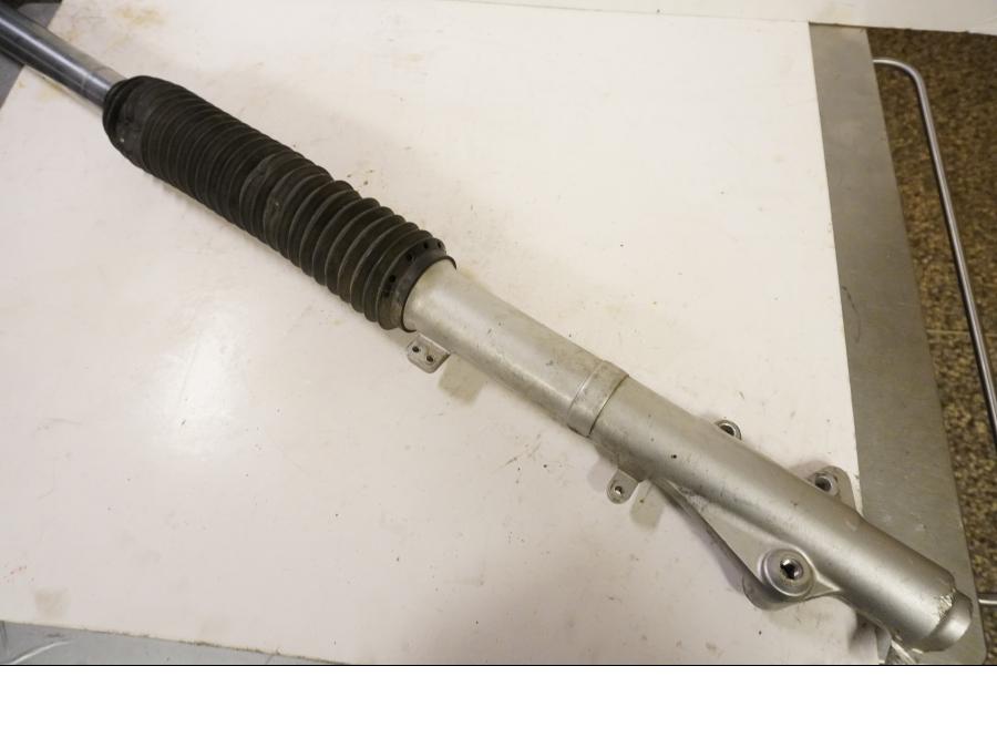 Framsidan på Gaffelben från en Yamaha DT 125 -2002 motorcykel.