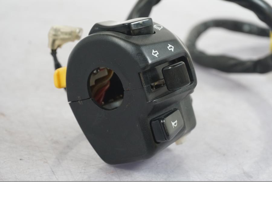 Snett nerifrån på Styrelreglage från en Suzuki GSX 1300 RX -1999 motorcykel.