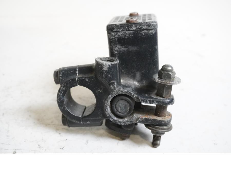 Baksidan på Bromshuvudcylinder från en Suzuki DR 750 S -1988 motorcykel.