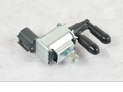 Höger sida på Fuel Evap System från en Kawasaki Z 900 -2019 motorcykel.