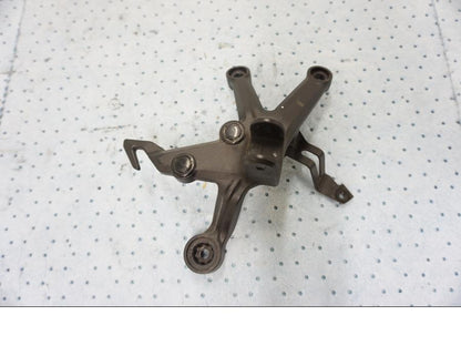 Framsidan på Fotpinnefäste från en Kawasaki Ninja H2 -2019 motorcykel.