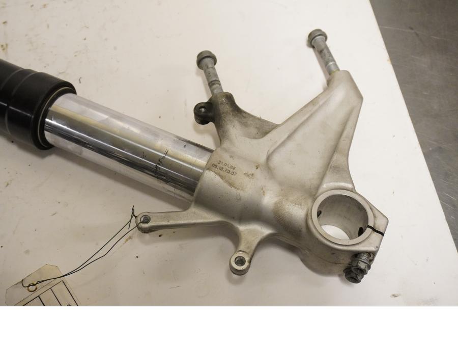 Baksidan på Gaffelben från en KTM RC8 -2008 motorcykel.