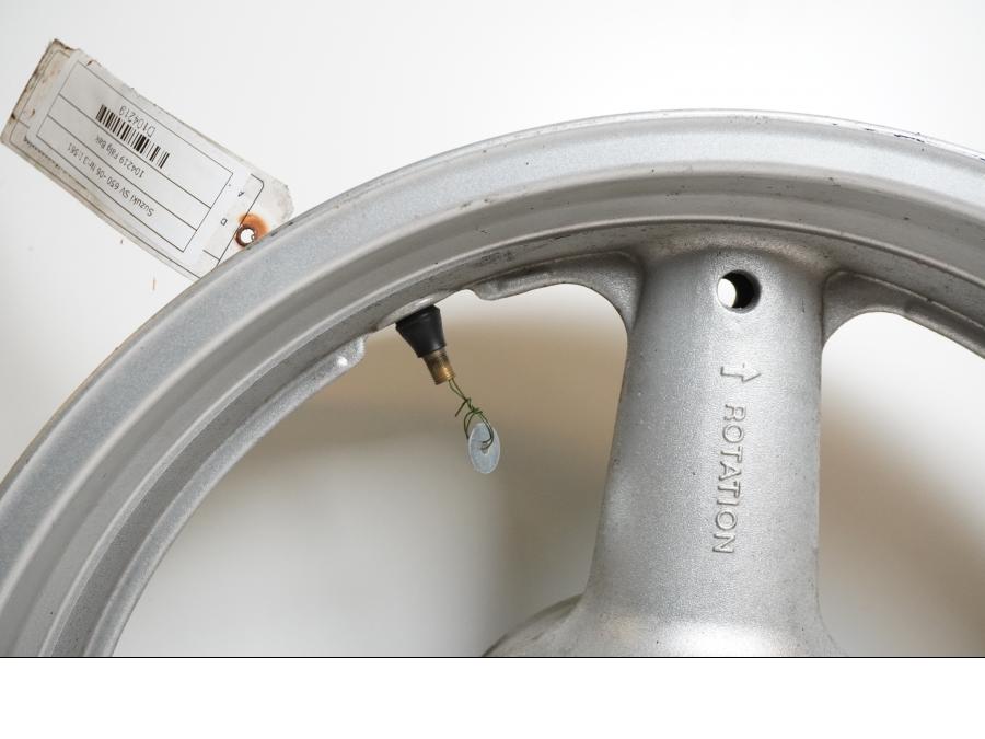 Snett uppifrån på Fälg från en Suzuki SV 650 -2006 motorcykel.