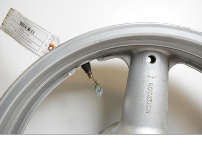 Snett uppifrån på Fälg från en Suzuki SV 650 -2006 motorcykel.