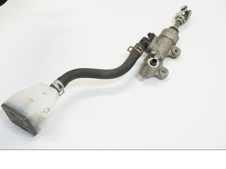 Vänster sida på Bromshuvudcylinder från en Suzuki GSX 1300 R -2008 motorcykel.