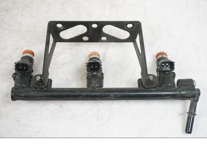 Vänster sida på Fuel Rail från en Triumph Tiger -2009 motorcykel.