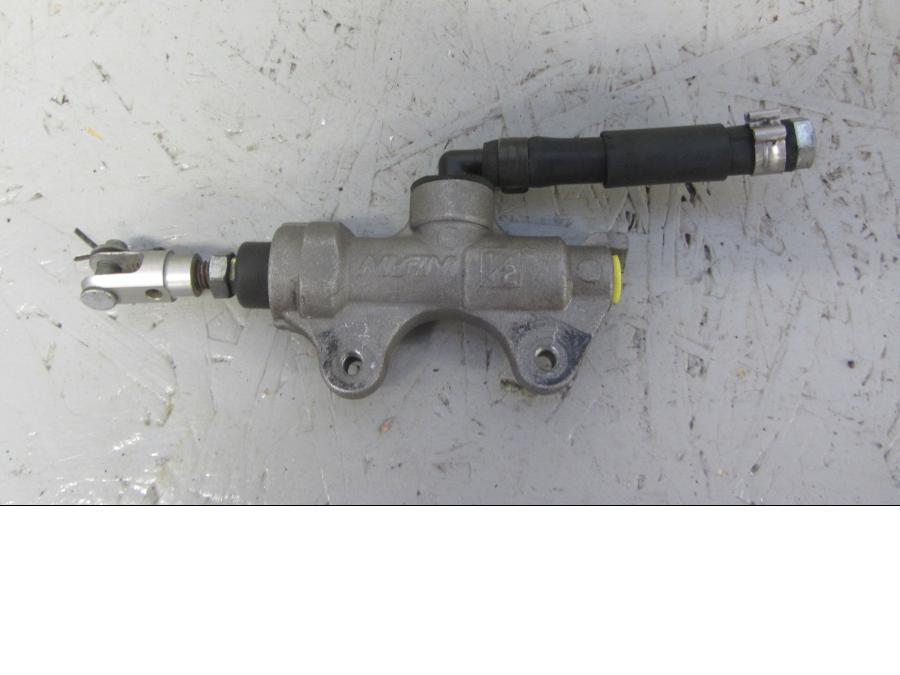 Framsidan på Bromshuvudcylinder från en Yamaha YZF R6 -2006 motorcykel.