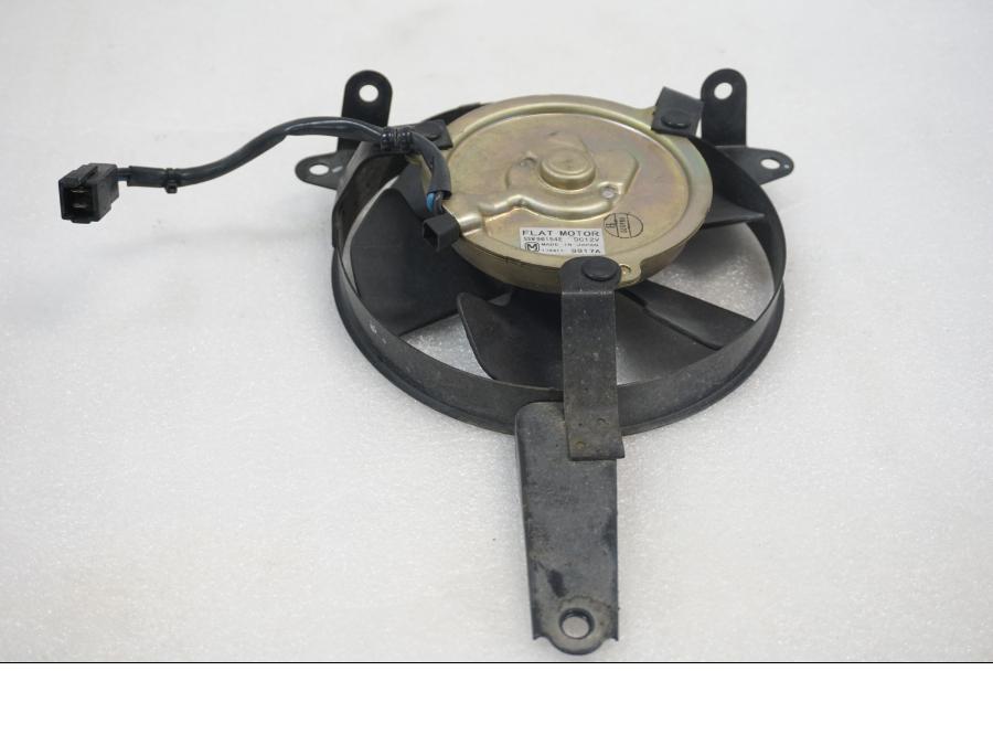 Baksidan på Vattenkylfläkt från en Yamaha YZF R6 -1999 motorcykel.