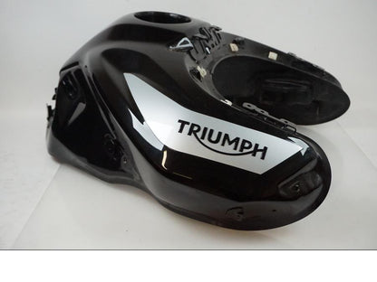Baksidan på Bensintank från en Triumph Tiger 900 GT Pro -2021 motorcykel.