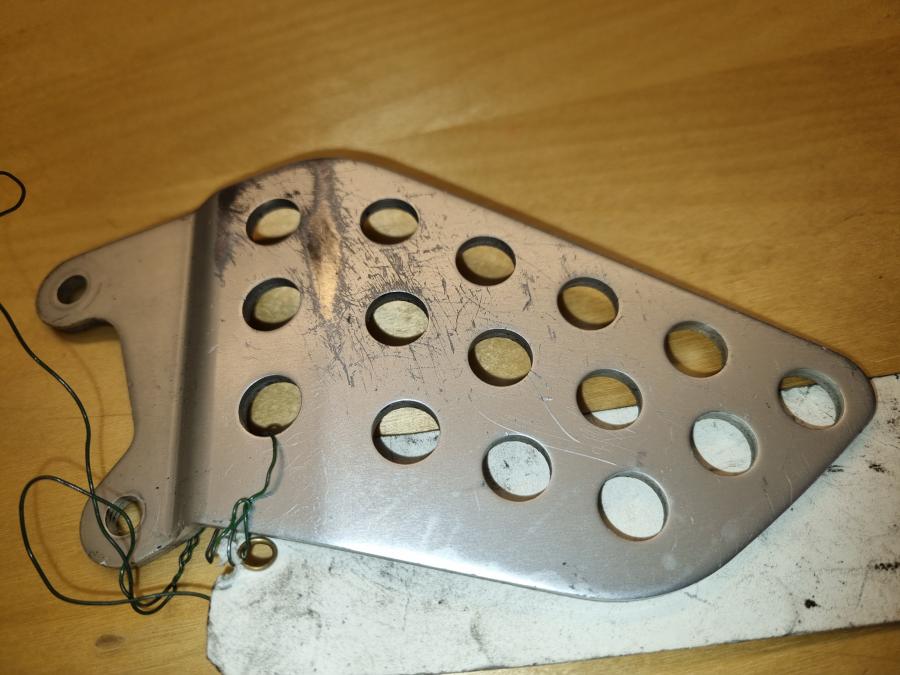 Framsidan på Fotpinnehälskydd från en Honda CBR 1000 RR -2004 motorcykel.