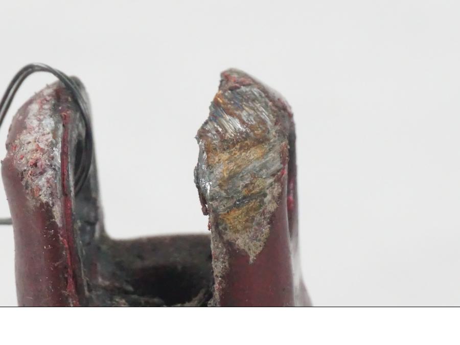 Vänster sida på Fotpinnefäste från en H-D Softail FXCW Rocker -2008 motorcykel.