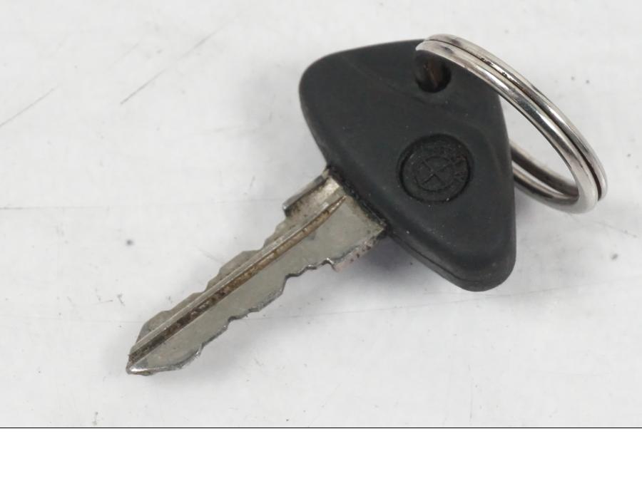 Extrabild1 på <p>Låssats från BMW K 1200 LT 2004.</p>

<p>Tändningslås, tanklock, tankplastlås och 1st nyckel.</p> motorcykel.