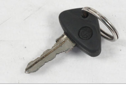 Extrabild1 på <p>Låssats från BMW K 1200 LT 2004.</p>

<p>Tändningslås, tanklock, tankplastlås och 1st nyckel.</p> motorcykel.