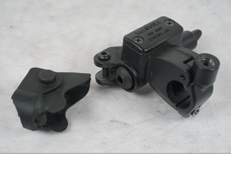 Framsidan på Kopplingshuvudcylinder från en KTM 690 SM R -2009 motorcykel.