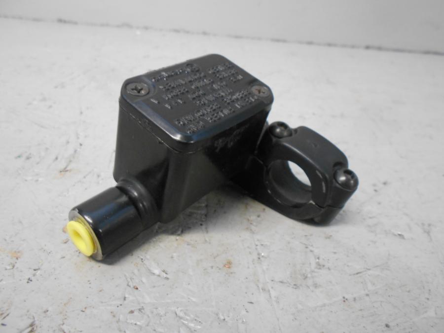 Baksidan på Bromshuvudcylinder från en Yamaha YZF-R 125 -2009 motorcykel.