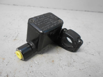 Baksidan på Bromshuvudcylinder från en Yamaha YZF-R 125 -2009 motorcykel.