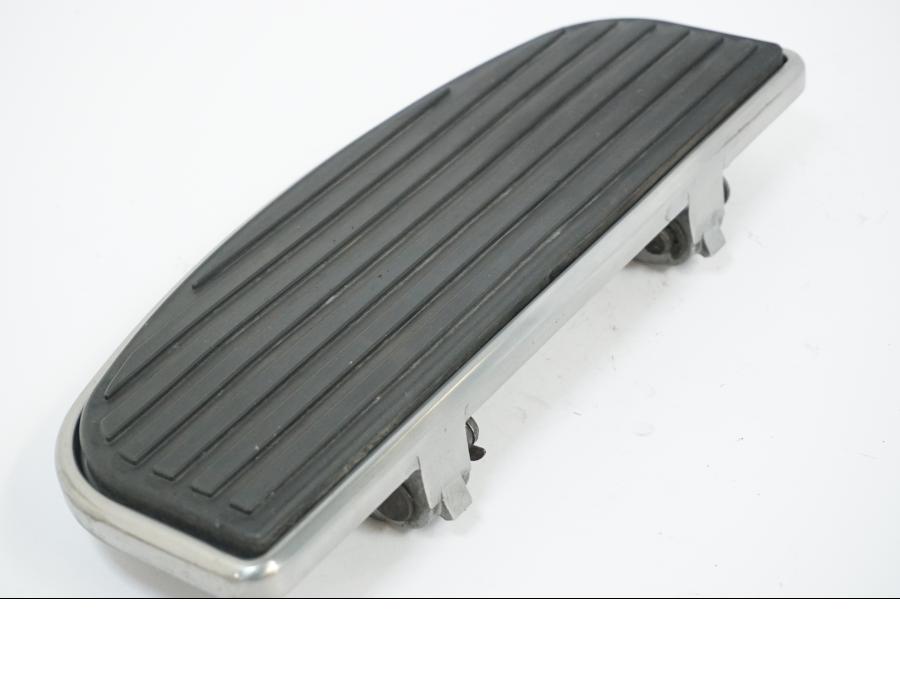 Höger sida på Fotplatta från en Kawasaki VN 1500 -2002 motorcykel.