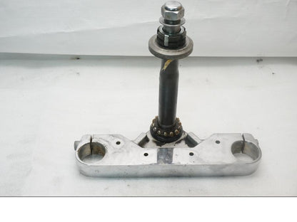 Framsidan på Gaffelkrona från en Yamaha XVS 650 -2000 motorcykel.