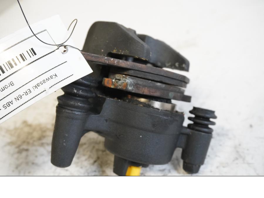 Höger sida på <p>Bromsok bak från Kawasaki ER-6N ABS 2014.</p>

<p>Tokico. Ett kolvs ok. Okej skick.</p> motorcykel.