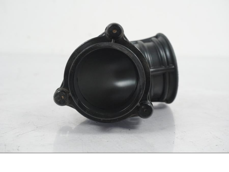 Vänster sida på Luftrör från en MV Agusta Dragster -2014 motorcykel.