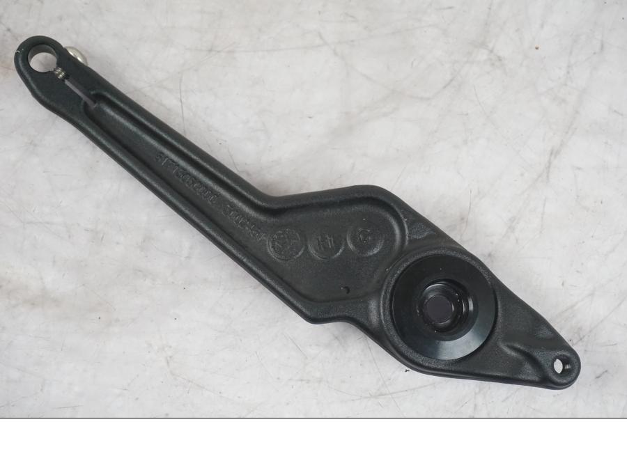 Snett uppifrån på Bromspedal från en KTM 1290 Super Duke R -2022 motorcykel.