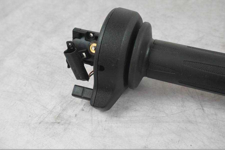 Baksidan på Gasreglage från en BMW F 800 R -2018 motorcykel.