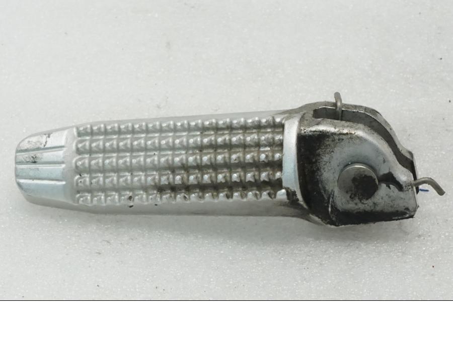 Framsidan på Fotpinne från en BMW F 800 R -2011 motorcykel.