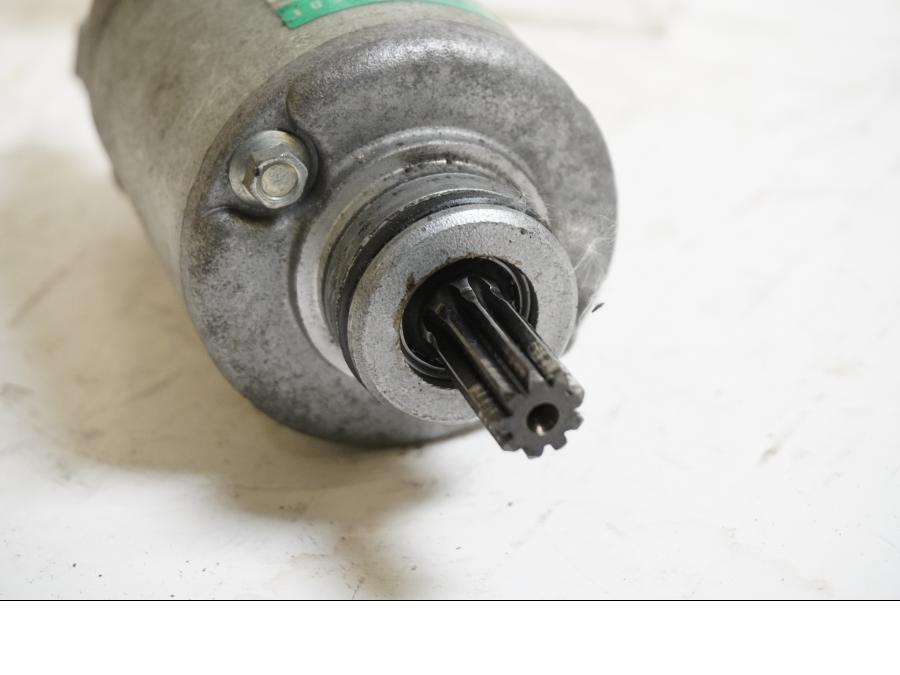 Baksidan på Startmotor från en Suzuki GSX-R 600 -2000 motorcykel.