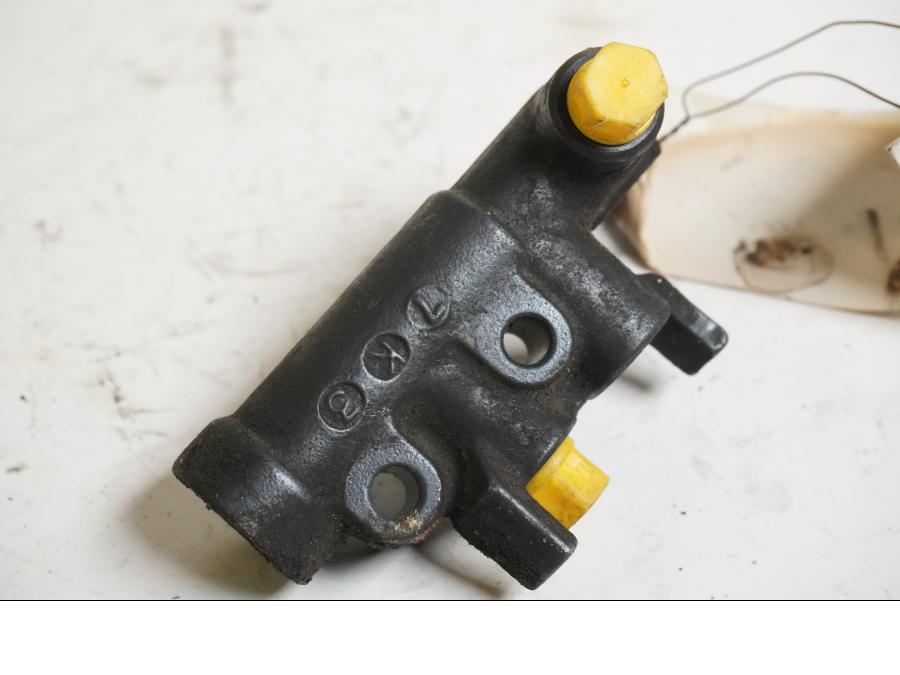 Baksidan på Bromsfördelare från en Honda CBR 1100 XX -1998 motorcykel.