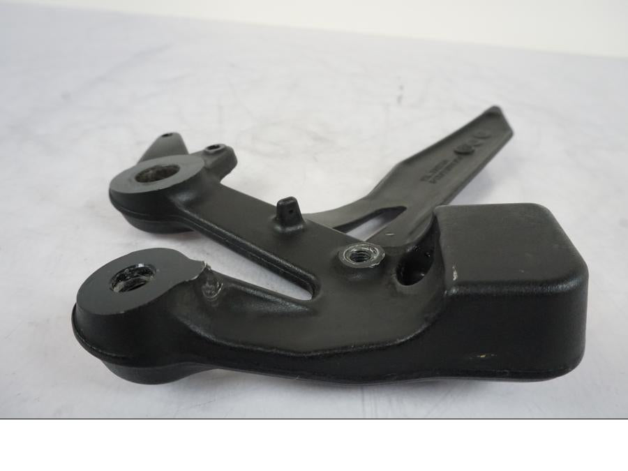 Höger sida på Fotpinnefäste från en KTM 790 Duke -2019 motorcykel.