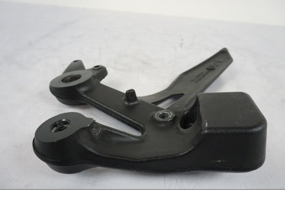 Höger sida på Fotpinnefäste från en KTM 790 Duke -2019 motorcykel.