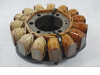 Snett nerifrån på Generator från en Kawasaki ZZ-R 1400 -2009 motorcykel.