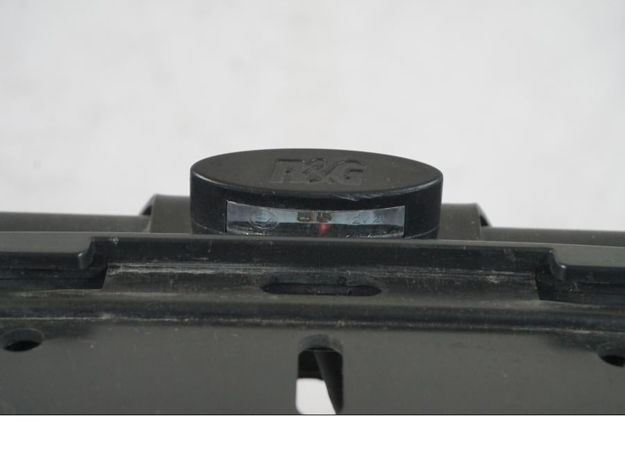 Höger sida på Skylthållare från en KTM 1290 Super Duke R -2015 motorcykel.