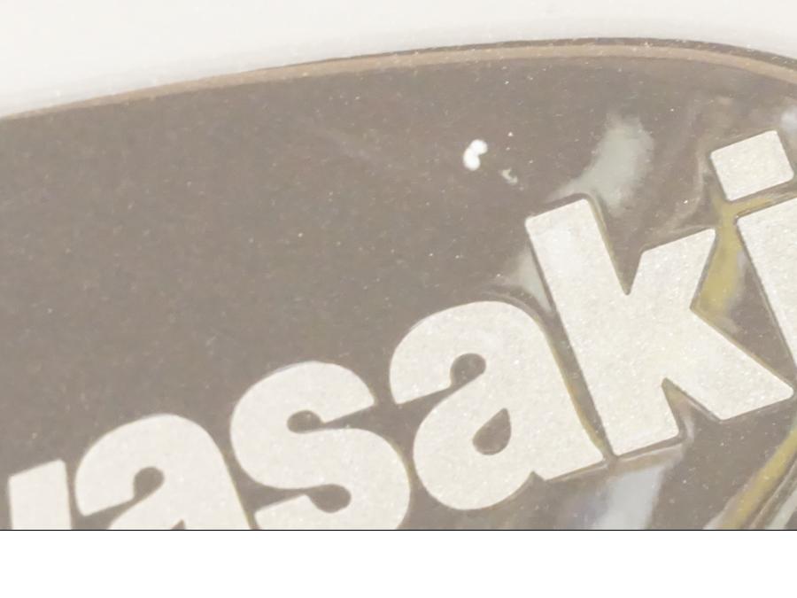 Snett nerifrån på Bensintank från en Kawasaki Z 400 -2020 motorcykel.