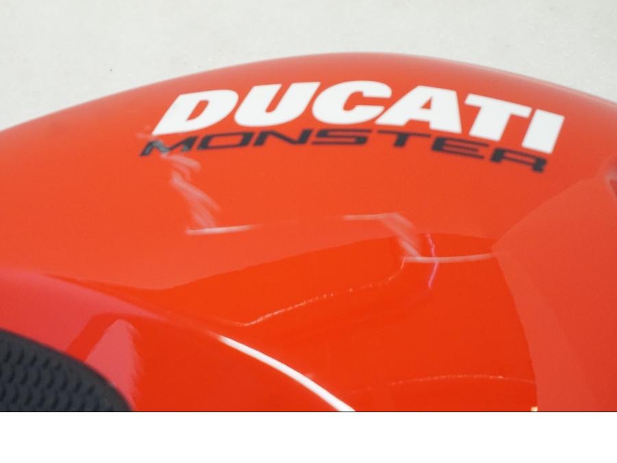 Höger sida på Bensintankskåpa från en Ducati Monster 796 -2013 motorcykel.