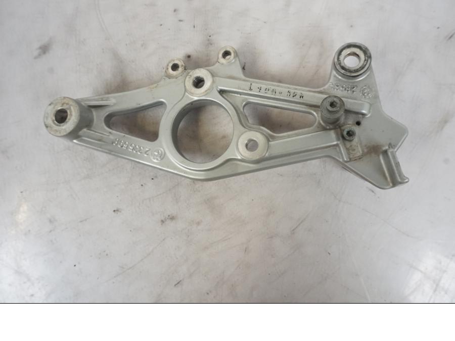 Vänster sida på Fotpinnefäste från en BMW R 1150 GS -2002 motorcykel.