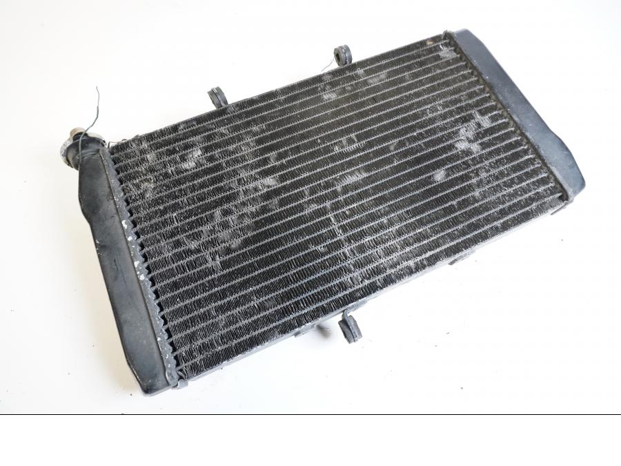 Vänster sida på Vattenkyl från en Honda CBR 1100 XX -1997 motorcykel.