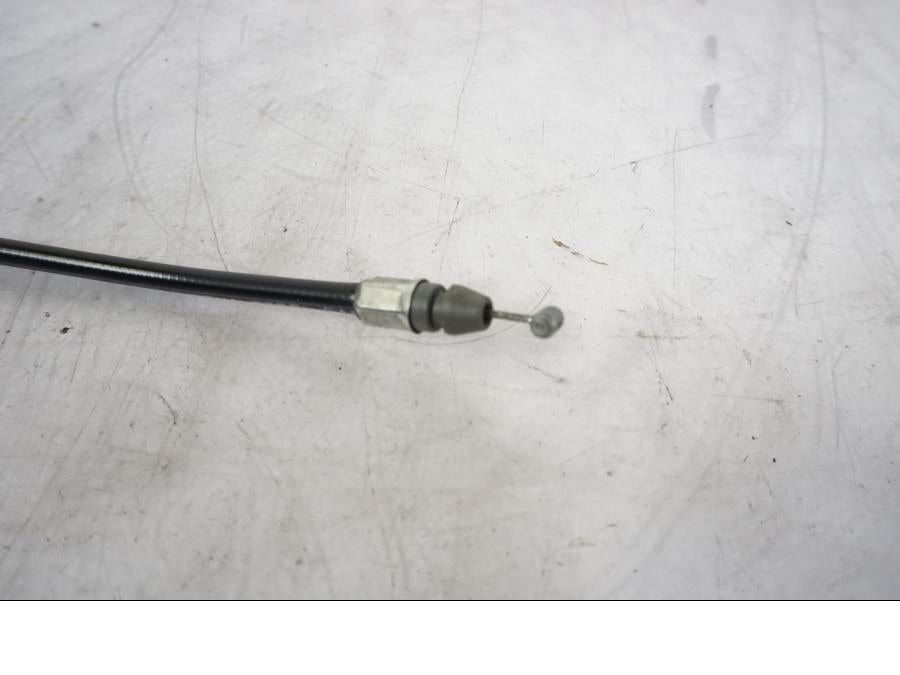 Snett uppifrån på Sadellåsmekanism från en Kawasaki ER-6N -2012 motorcykel.