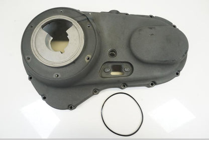 Framsidan på Kopplingskåpa från en H-D Sportster 1200 XL1200C -2008 motorcykel.