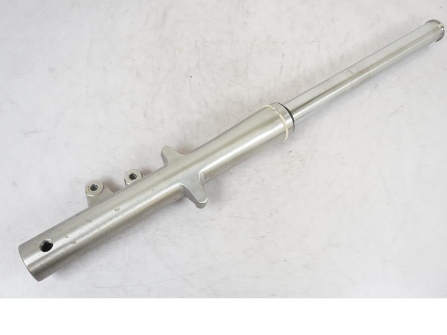 Framsidan på Gaffelben från en Suzuki VL 800 -2002 motorcykel.