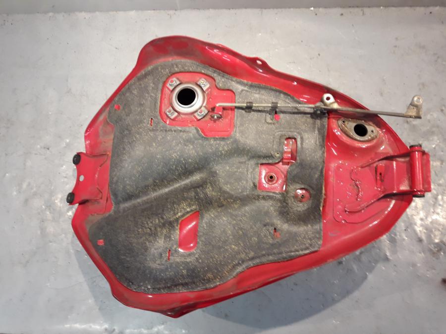 Snett nerifrån på Bensintank från en Honda CBR 1000 F -1999 motorcykel.