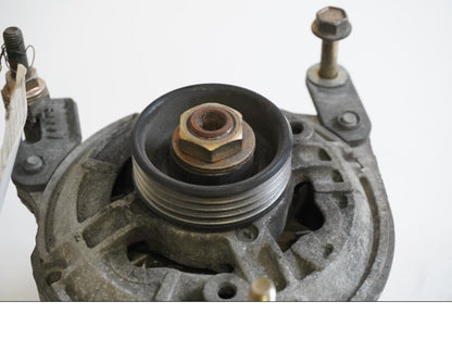 Baksidan på Generator från en BMW R 1150 GS -1999 motorcykel.