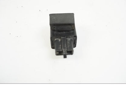 Baksidan på Blinkersrelä från en Yamaha XVS 1100 -2004 motorcykel.