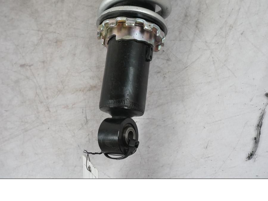 Snett uppifrån på Stötdämpare från en Yamaha MT-09 -2024 motorcykel.