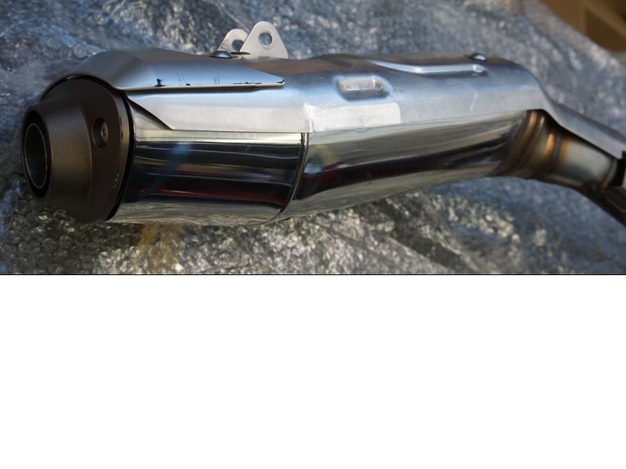 Snett nerifrån på Ljuddämpare från en Honda CBR 600 RR -2004 motorcykel.