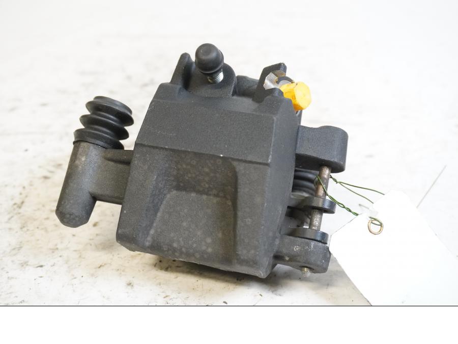 Baksidan på <p>Bromsok bak från Suzuki GSX-R 750 2010.</p>

<p>Tokico 1-kolv.</p> motorcykel.