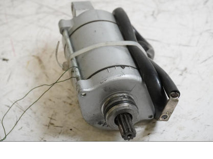 Framsidan på Startmotor från en Honda VT 750 -2004 motorcykel.