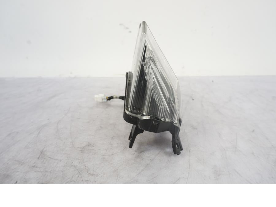 Snett nerifrån på Baklampa från en Yamaha MT-09 -2020 motorcykel.